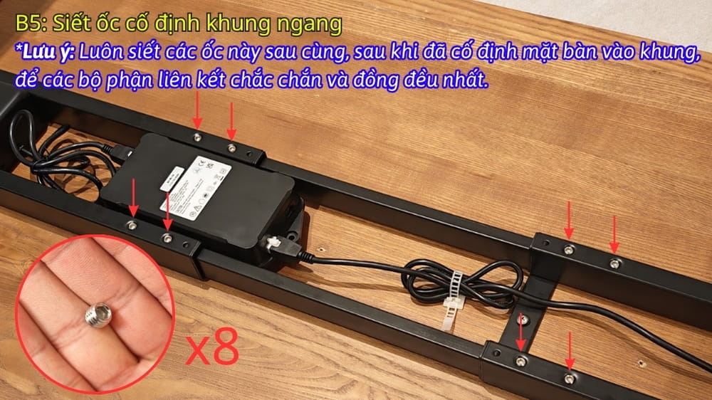 Bước 5: Siết ốc khung ngang sau cùng để đảm bảo các bộ phận liên kết với nhau đồng đều nhất