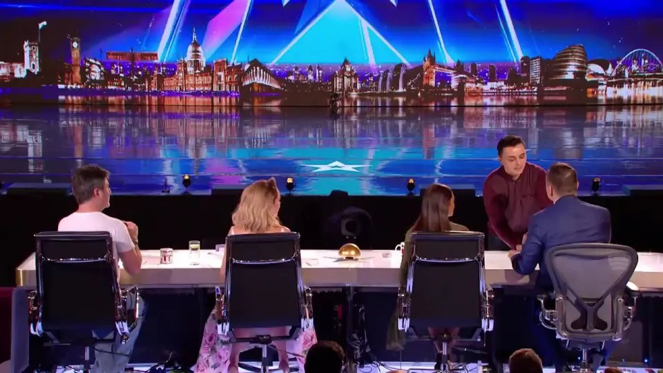 Có phải BTC của Britain's Got Talent "phân biệt đối xử" khi để David ngồi trên một chiếc ghế kém sang so với những người còn lại không?